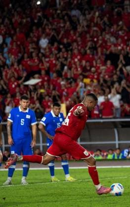 Fußball, WM Quali, Panama - El Salvador (251119) -- PANAMA CITY, Nov. 19, 2025 -- Eric Davis (front) of Panama shoots during the 2026 FIFA World Cup, WM, Weltmeisterschaft, Fussball CONCACAF qualifier football match between Panama and El Salvador in Panama City, Panama, on Nov. 18, 2025. ) (SP)PANAMA-PANAMA CITY-FOOTBALL-2026 WORLD CUP QUALIFIERS-PANAMA VS EL SALVADOR XuxYongzheng