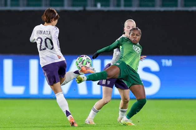 Hinata Miyazawa Manchester United, ManU , Lineth Beerensteyn (VfL Wolfsburg) und Anna Sandberg (Manchester United) kaempfen um den Ball, UEFA Women s Champions League 2025 26 League Phase MD4, VfL Wolfsburg v Manchester United Women, VfL Wolfsburg Arena am 19. November 2025 in Wolfsburg, Deutschland. (Foto von Marco Steinbrenner DeFodi Images) Hinata Miyazawa (Manchester United), Lineth Beerensteyn (VfL Wolfsburg) und Anna Sandberg (Manchester United) battle for the ball, UEFA Women s Champions League 2025 26 League Phase MD4, VfL Wolfsburg v Manchester United Women, VfL Wolfsburg Arena, November 19, 2025 in Wolfsburg, Germany. (Photo by Marco Steinbrenner DeFodi Images)