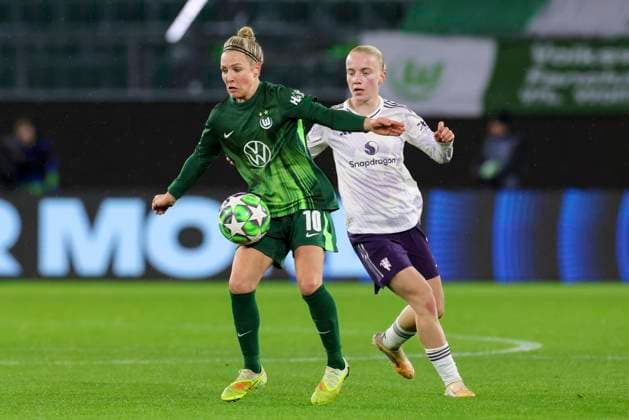 Svenja Huth (VfL Wolfsburg) und Anna Sandberg Manchester United, ManU kaempfen um den Ball, UEFA Women s Champions League 2025 26 League Phase MD4, VfL Wolfsburg v Manchester United Women, VfL Wolfsburg Arena am 19. November 2025 in Wolfsburg, Deutschland. (Foto von Marco Steinbrenner DeFodi Images) Svenja Huth (VfL Wolfsburg) und Anna Sandberg (Manchester United) battle for the ball, UEFA Women s Champions League 2025 26 League Phase MD4, VfL Wolfsburg v Manchester United Women, VfL Wolfsburg Arena, November 19, 2025 in Wolfsburg, Germany. (Photo by Marco Steinbrenner DeFodi Images)