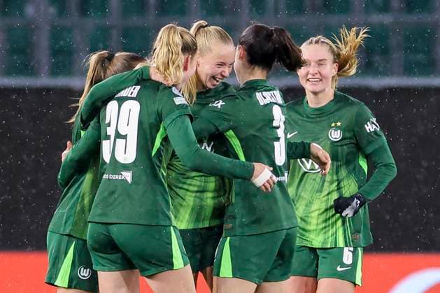 Ella Peddemors (VfL Wolfsburg) bejubelt ihren Treffer mit den Teamkolleginnen, UEFA Women s Champions League 2025 26 League Phase MD4, VfL Wolfsburg v Manchester United, ManU Women, VfL Wolfsburg Arena am 19. November 2025 in Wolfsburg, Deutschland. (Foto von Marco Steinbrenner DeFodi Images) Ella Peddemors (VfL Wolfsburg) celebrates her goal with teammates, UEFA Women s Champions League 2025 26 League Phase MD4, VfL Wolfsburg v Manchester United Women, VfL Wolfsburg Arena, November 19, 2025 in Wolfsburg, Germany. (Photo by Marco Steinbrenner DeFodi Images)