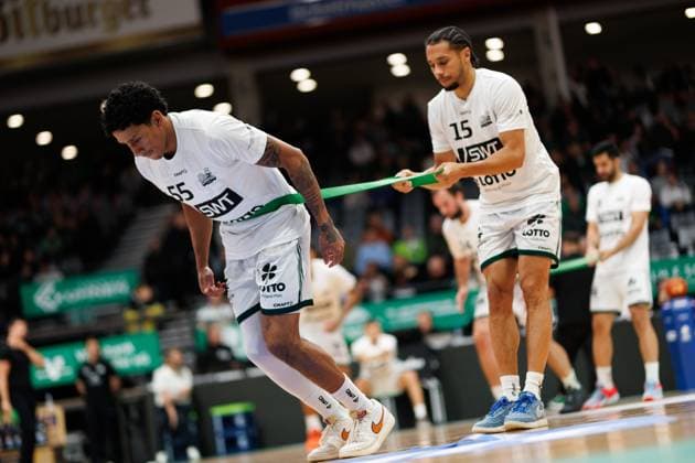 Jordan Roland (Gladiators Trier) und Eli Brooks (Gladiators Trier) beim Warm Up, Vet Concept Gladiators Trier vs Science City Jena, Basketball, easyCredit BBL, 8. Spieltag, Saison 2025 2026, 19.11.2025 Vet Concept Gladiators Trier vs Science City Jena, Basketball, easyCredit BBL, 8. Spieltag, Saison 2025 2026, 19.11.2025 Copyright: xEibner-Pressefoto AlexanderxNeisx EP_ANS