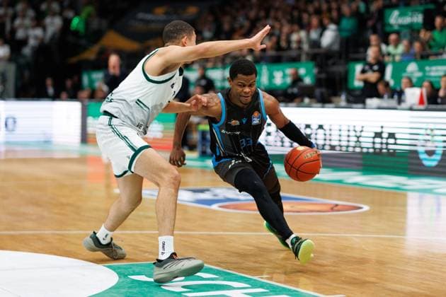 Eric Washington (Science City Jena) im Zweikampf mit Evans Rapieque (Gladiators Trier), Vet Concept Gladiators Trier vs Science City Jena, Basketball, easyCredit BBL, 8. Spieltag, Saison 2025 2026, 19.11.2025 Vet Concept Gladiators Trier vs Science City Jena, Basketball, easyCredit BBL, 8. Spieltag, Saison 2025 2026, 19.11.2025 Copyright: xEibner-Pressefoto AlexanderxNeisx EP_ANS