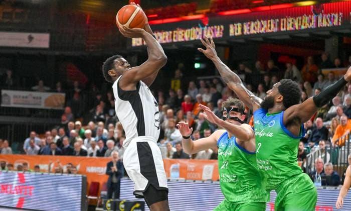 TJ Bamba (RASTA Vechta, 05) am Ball gegen Luca Vinici (Dinamo BDS Sassari, 22) und Carlos Marshall jr. (Dinamo BDS Sassari, 02) RASTA Vechta vs. Dinamo BDS Sassari, FIBA Europe Cup, 6. Spieltag, Saison 2025 2026, 19.11.2025, RASTA Vechta vs. Dinamo BDS Sassari, FIBA Europe Cup, 6. Spieltag, Saison 2025 2026, 19.11.2025 Vechta Copyright: xEibner-Pressefoto RobertxGertzenx EP_RGN