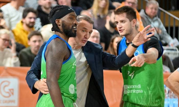 Massimo Bulleri (DInamo BDS Sassari, Trainer) im Gespraech mit Rashawn Thomas (Dinamo BDS Sassari, 25) und Andrea Mezzanotte (Dinamo BDS Sassari, 24) RASTA Vechta vs. Dinamo BDS Sassari, FIBA Europe Cup, 6. Spieltag, Saison 2025 2026, 19.11.2025, RASTA Vechta vs. Dinamo BDS Sassari, FIBA Europe Cup, 6. Spieltag, Saison 2025 2026, 19.11.2025 Vechta Copyright: xEibner-Pressefoto RobertxGertzenx EP_RGN