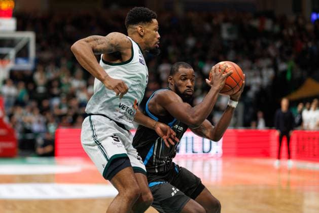 Naz Bohannon (Science City Jena) im Zweikampf mit Urald King (Gladiators Trier), Vet Concept Gladiators Trier vs Science City Jena, Basketball, easyCredit BBL, 8. Spieltag, Saison 2025 2026, 19.11.2025 Vet Concept Gladiators Trier vs Science City Jena, Basketball, easyCredit BBL, 8. Spieltag, Saison 2025 2026, 19.11.2025 Copyright: xEibner-Pressefoto AlexanderxNeisx EP_ANS