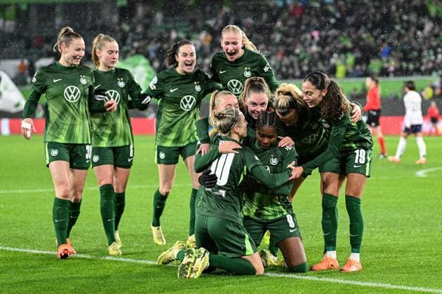 Fußball I Frauen I Saison 2025-2026 I Champions League I 4. Spieltag I VfL Wolfsburg - Manchester United, ManU I 19.11.2025 Torjubel nach dem 4:2 durch Lineth Beerensteyn (9, VfL Wolfsburg) (3.v.r.), Sarai Linder (39, VfL Wolfsburg), Janina Minge (6, VfL Wolfsburg), Caitlin Dijkstra (3, VfL Wolfsburg), Ella Peddemors (5, VfL Wolfsburg), Svenja Huth (10, VfL Wolfsburg), Camilla Küver (16, VfL Wolfsburg), Janou Johanna Theodora Levels (15, VfL Wolfsburg), Lineth Beerensteyn (9, VfL Wolfsburg), Lena Lattwein (8, VfL Wolfsburg), Kessya Bussy (19, VfL Wolfsburg) Wolfsburg Volkswagen Arena Niedersachsen Deutschland Copyright: xLobeca InesxHähnelx