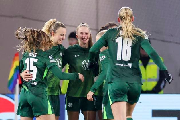 Vivien Endemann (VfL Wolfsburg) bejubelt ihren Treffer mit den Teamkolleginnen, UEFA Women s Champions League 2025 26 League Phase MD4, VfL Wolfsburg v Manchester United, ManU Women, VfL Wolfsburg Arena am 19. November 2025 in Wolfsburg, Deutschland. (Foto von Marco Steinbrenner DeFodi Images) Vivien Endemann (VfL Wolfsburg) celebrates her goal with teammates, UEFA Women s Champions League 2025 26 League Phase MD4, VfL Wolfsburg v Manchester United Women, VfL Wolfsburg Arena, November 19, 2025 in Wolfsburg, Germany. (Photo by Marco Steinbrenner DeFodi Images)