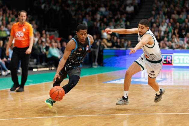 Eric Washington (Science City Jena) im Zweikampf mit Evans Rapieque (Gladiators Trier), Vet Concept Gladiators Trier vs Science City Jena, Basketball, easyCredit BBL, 8. Spieltag, Saison 2025 2026, 19.11.2025 Vet Concept Gladiators Trier vs Science City Jena, Basketball, easyCredit BBL, 8. Spieltag, Saison 2025 2026, 19.11.2025 Copyright: xEibner-Pressefoto AlexanderxNeisx EP_ANS