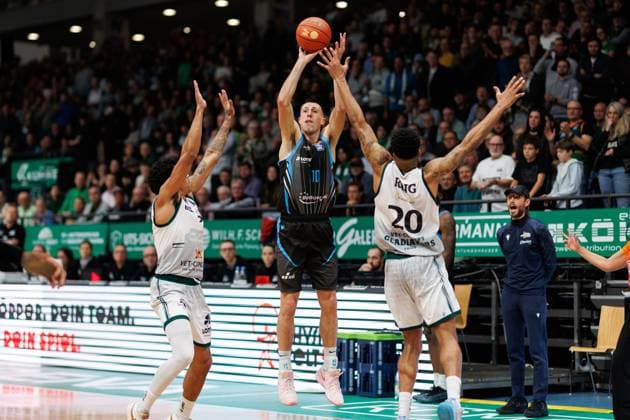 Joe Wieskamp (Science City Jena) kommt gegen Eli Brooks (Gladiators Trier) und Urald King (Gladiators Trier) zum Wurf, Vet Concept Gladiators Trier vs Science City Jena, Basketball, easyCredit BBL, 8. Spieltag, Saison 2025 2026, 19.11.2025 Vet Concept Gladiators Trier vs Science City Jena, Basketball, easyCredit BBL, 8. Spieltag, Saison 2025 2026, 19.11.2025 Copyright: xEibner-Pressefoto AlexanderxNeisx EP_ANS