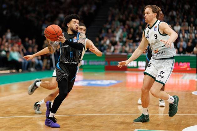 Tavian Dunn Martin (Science City Jena) im Zweikampf mit Marco Hollersbacher (Gladiators Trier), Vet Concept Gladiators Trier vs Science City Jena, Basketball, easyCredit BBL, 8. Spieltag, Saison 2025 2026, 19.11.2025 Vet Concept Gladiators Trier vs Science City Jena, Basketball, easyCredit BBL, 8. Spieltag, Saison 2025 2026, 19.11.2025 Copyright: xEibner-Pressefoto AlexanderxNeisx EP_ANS