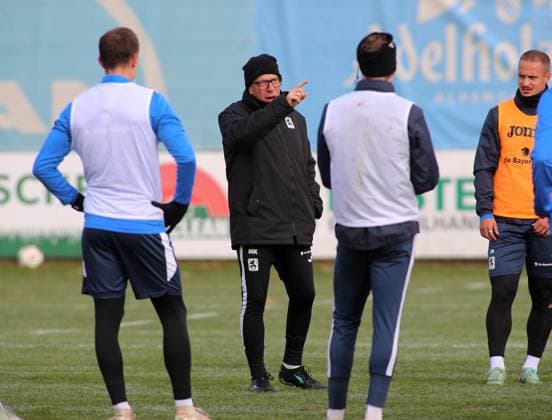 Fussball, Herren, 3.Liga, Saison 2025 2026, TSV 1860 München, Training Markus Kauczinski, Trainer (TSV 1860 München) spricht zur Mannschaft, hebt den rechten Arm, zeigen, deuten, Zeigefinger, Richtung