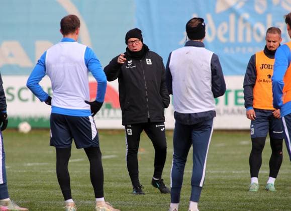 Fussball, Herren, 3.Liga, Saison 2025 2026, TSV 1860 München, Training Markus Kauczinski, Trainer (TSV 1860 München) spricht zur Mannschaft, hebt den rechten Arm, zeigen, deuten, Zeigefinger, Richtung