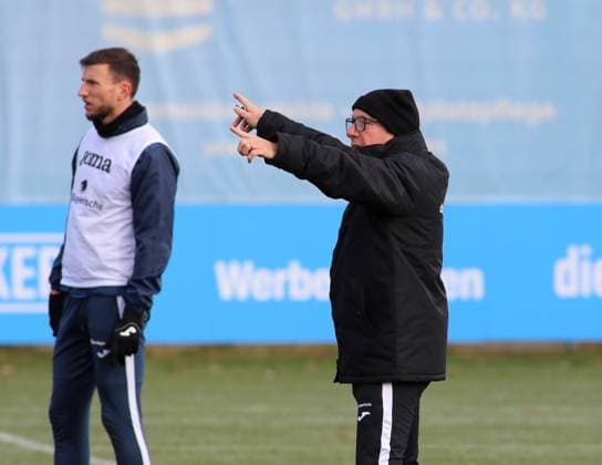Fussball, Herren, 3.Liga, Saison 2025 2026, TSV 1860 München, Training Markus Kauczinski, Trainer (TSV 1860 München) streckt beide Arme nach oben, zeigen, Zeigeinfer, Richtung, Geste