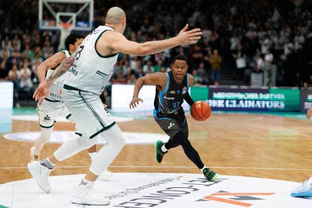 Eric Washington (Science City Jena) im Zweikampf mit Eli Brooks (Gladiators Trier) und Maik Zirbes (Gladiators Trier), Vet Concept Gladiators Trier vs Science City Jena, Basketball, easyCredit BBL, 8. Spieltag, Saison 2025 2026, 19.11.2025 Vet Concept Gladiators Trier vs Science City Jena, Basketball, easyCredit BBL, 8. Spieltag, Saison 2025 2026, 19.11.2025 Copyright: xEibner-Pressefoto AlexanderxNeisx EP_ANS