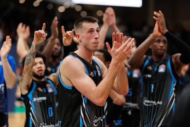 Joe Wieskamp (Science City Jena) und seine Teamkollegen feiern den sieg, Vet Concept Gladiators Trier vs Science City Jena, Basketball, easyCredit BBL, 8. Spieltag, Saison 2025 2026, 19.11.2025 Vet Concept Gladiators Trier vs Science City Jena, Basketball, easyCredit BBL, 8. Spieltag, Saison 2025 2026, 19.11.2025 Copyright: xEibner-Pressefoto AlexanderxNeisx EP_ANS
