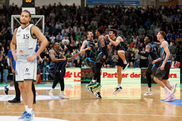 Chris Carter (Science City Jena), Lorenz Bank (Science City Jena), Eric Washington (Science City Jena), Kristofer Krause (Science City Jena), Great Osobor (Science City Jena) und Joe Wieskamp (Science City Jena) jubeln ausgelassen, Vet Concept Gladiators Trier vs Science City Jena, Basketball, easyCredit BBL, 8. Spieltag, Saison 2025 2026, 19.11.2025 Vet Concept Gladiators Trier vs Science City Jena, Basketball, easyCredit BBL, 8. Spieltag, Saison 2025 2026, 19.11.2025 Copyright: xEibner-Pressefoto AlexanderxNeisx EP_ANS