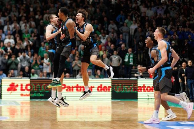 Lorenz Bank (Science City Jena), Eric Washington (Science City Jena), Kristofer Krause (Science City Jena), Great Osobor (Science City Jena) und Joe Wieskamp (Science City Jena) jubeln ausgelassen, Vet Concept Gladiators Trier vs Science City Jena, Basketball, easyCredit BBL, 8. Spieltag, Saison 2025 2026, 19.11.2025 Vet Concept Gladiators Trier vs Science City Jena, Basketball, easyCredit BBL, 8. Spieltag, Saison 2025 2026, 19.11.2025 Copyright: xEibner-Pressefoto AlexanderxNeisx EP_ANS