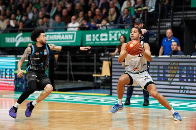 Jordan Roland (Gladiators Trier) im Zweikampf mit Tavian Dunn Martin (Science City Jena), Vet Concept Gladiators Trier vs Science City Jena, Basketball, easyCredit BBL, 8. Spieltag, Saison 2025 2026, 19.11.2025 Vet Concept Gladiators Trier vs Science City Jena, Basketball, easyCredit BBL, 8. Spieltag, Saison 2025 2026, 19.11.2025 Copyright: xEibner-Pressefoto AlexanderxNeisx EP_ANS