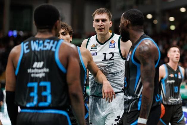 Marten Linssen (Gladiators Trier) diskutiert m it Eric Washington (Science City Jena), Vet Concept Gladiators Trier vs Science City Jena, Basketball, easyCredit BBL, 8. Spieltag, Saison 2025 2026, 19.11.2025 Vet Concept Gladiators Trier vs Science City Jena, Basketball, easyCredit BBL, 8. Spieltag, Saison 2025 2026, 19.11.2025 Copyright: xEibner-Pressefoto AlexanderxNeisx EP_ANS