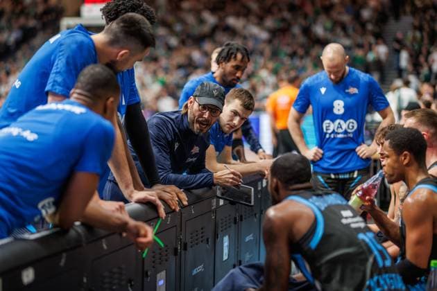 Bjoern Harmsen (Headcoach Science City Jena) bei deer Auszeitansprache, Vet Concept Gladiators Trier vs Science City Jena, Basketball, easyCredit BBL, 8. Spieltag, Saison 2025 2026, 19.11.2025 Vet Concept Gladiators Trier vs Science City Jena, Basketball, easyCredit BBL, 8. Spieltag, Saison 2025 2026, 19.11.2025 Copyright: xEibner-Pressefoto AlexanderxNeisx EP_ANS