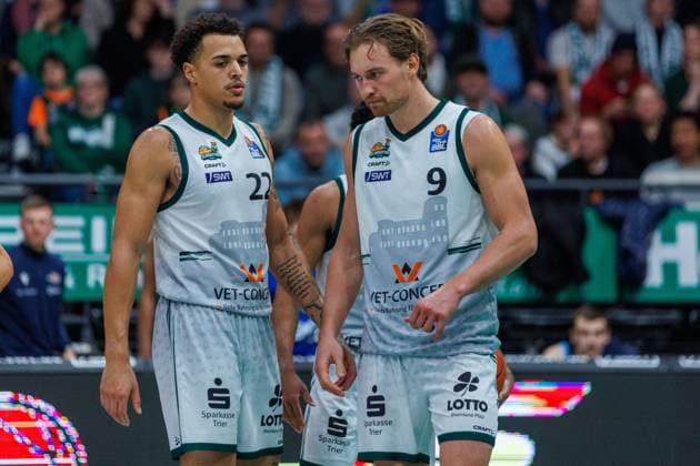 Nolan Adekunle (Gladiators Trier) und Marco Hollersbacher (Gladiators Trier) enttaeuscht, Vet Concept Gladiators Trier vs Science City Jena, Basketball, easyCredit BBL, 8. Spieltag, Saison 2025 2026, 19.11.2025 Vet Concept Gladiators Trier vs Science City Jena, Basketball, easyCredit BBL, 8. Spieltag, Saison 2025 2026, 19.11.2025 Copyright: xEibner-Pressefoto AlexanderxNeisx EP_ANS