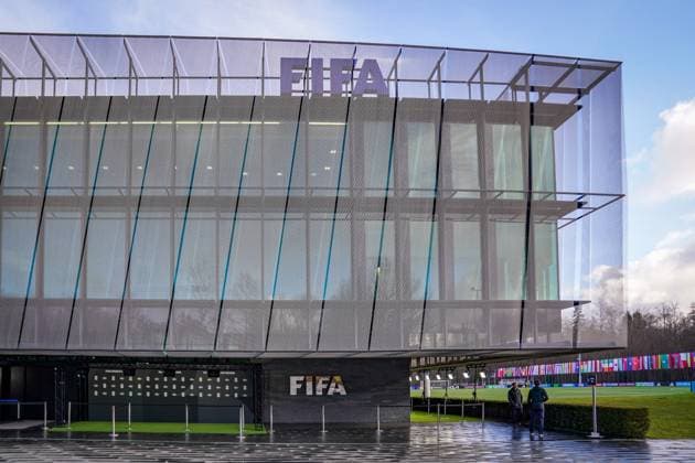 Fussball: FIFA WM-Qualifikation Europa 2025 26 Playoff-Auslosung Home of FIFA (Zürich, Schweiz): Zürich, Schweiz, Europa, FIFA-Hauptquartier Außenansicht, moderner Glasbau, Medienbereich für WM-2026-Auslosung, Flaggenallee, Sicherheitszone, internationale Sportpolitik, globale Fußballorganisation, Vorbereitung Playoffs, Regenwetter, Event-Setup. Zürich Kanton Zürich Schweiz Copyright: xJOERANxSTEINSIEKx
