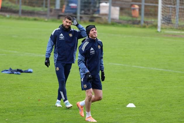 20.11.2025, xrekx, Fussball 3.Liga, 1. FC Saarbrücken - Training v.l. Kai Brünker Bruenker (1.FC Saarbruecken) Kaan Caliskaner (1.FC Saarbruecken) verletzt, Verletzung, Schmerz, Schmerzen, injured, injury, pain, pains Training abgebrochen (DFL DFB REGULATIONS PROHIBIT ANY USE OF PHOTOGRAPHS as IMAGE SEQUENCES and or QUASI-VIDEO) Saarbrücken