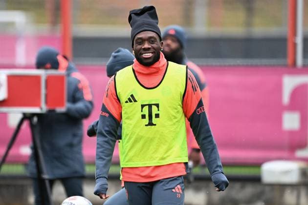 Alphonso DAVIES (Bayern Muenchen), lacht,lachen,lachend,optimistisch,gutgelaunt, Aktion,Einzelbild,angeschnittenes Einzelmotiv,Halbfigur,halbe Figur. Oeffentliches Training FC Bayern Muenchen auf dem Trainingsgelaende an der Saebener Strasse am 20.11.2025. Fussball 1. Bundesliga,Saison 2025 2026.