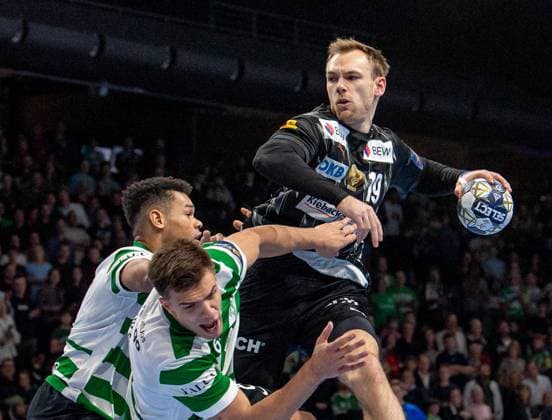 Handball, Herren, Saison 2025 2026, Champions League (Gruppe A, 8. Spieltag), Füchse Berlin - Sporting CP, v.l. Edney Silvia Oliveira (Sporting), Francisco Kiko Mota Costa (Sporting), Mathias Gidsel (Füchse Berlin), 20.11.2025, Copyright: xSebastianxRäppold MatthiasxKochx