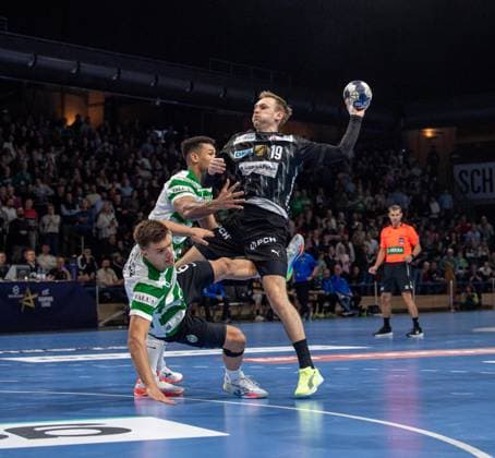 Handball, Herren, Saison 2025 2026, Champions League (Gruppe A, 8. Spieltag), Füchse Berlin - Sporting CP, v.l. Edney Silvia Oliveira (Sporting), Francisco Kiko Mota Costa (Sporting), Mathias Gidsel (Füchse Berlin), 20.11.2025, Copyright: xSebastianxRäppold MatthiasxKochx