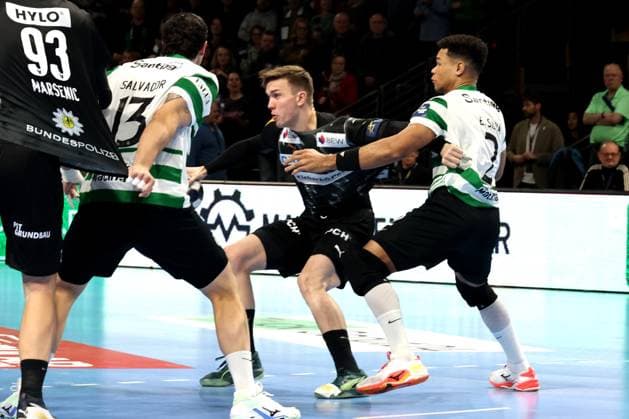 DEU, Machineseeker EHF Champions League, Fuechse Berlin vs. Sporting CP, 20.11.2025, Max-Schmeling-Halle, Berlin, DEU, Machineseeker EHF Champions League, Fuechse Berlin vs. Sporting CP, im Bild Lasse Andersson (Fuechse Berlin 11), NATAN SUAREZ (SSporting CP 7), ROCHA NOGUEIRA SALVADOR, SALVADOR MARTINHO (Sporting CP 13)