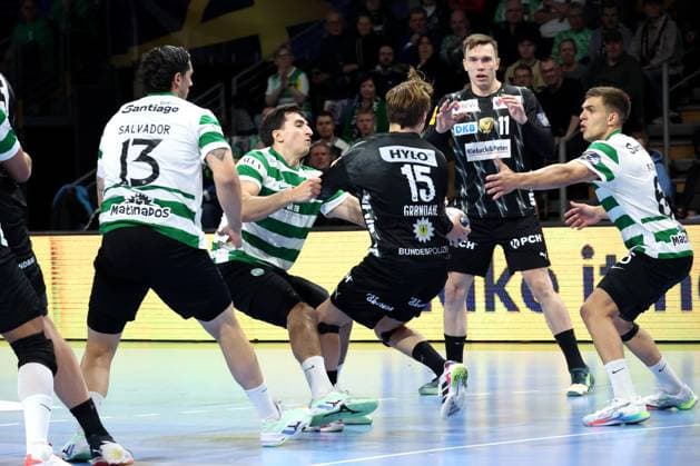 DEU, Machineseeker EHF Champions League, Fuechse Berlin vs. Sporting CP, 20.11.2025, Max-Schmeling-Halle, Berlin, DEU, Machineseeker EHF Champions League, Fuechse Berlin vs. Sporting CP, im Bild Lasse Andersson (Fuechse Berlin 11), Tobias Grondahl (Fuechse Berlin 15), Francisco Mota Costa (Sporting CP 6), NATAN SUAREZ (SSporting CP 7)