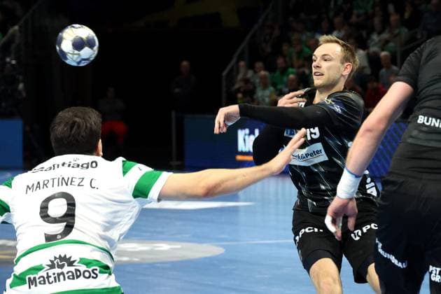 DEU, Machineseeker EHF Champions League, Fuechse Berlin vs. Sporting CP, 20.11.2025, Max-Schmeling-Halle, Berlin, DEU, Machineseeker EHF Champions League, Fuechse Berlin vs. Sporting CP, im Bild Mathias Gidsel (Fuechse Berlin 19) , PEDRO MARTINEZ (Sporting CP 9)