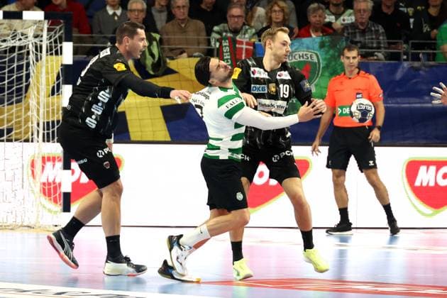 DEU, Machineseeker EHF Champions League, Fuechse Berlin vs. Sporting CP, 20.11.2025, Max-Schmeling-Halle, Berlin, DEU, Machineseeker EHF Champions League, Fuechse Berlin vs. Sporting CP, im Bild Mijajlo Marsenic (Fuechse Berlin 93), Mathias Gidsel (Fuechse Berlin 19) , MARTIM MOTA COSTA (Sporting CP 79)