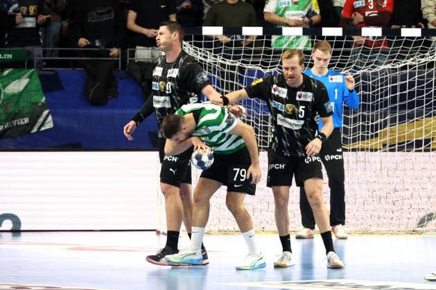 DEU, Machineseeker EHF Champions League, Fuechse Berlin vs. Sporting CP, 20.11.2025, Max-Schmeling-Halle, Berlin, DEU, Machineseeker EHF Champions League, Fuechse Berlin vs. Sporting CP, im Bild Mijajlo Marsenic (Fuechse Berlin 93), Max Darj (Fuechse Berlin 5), MARTIM MOTA COSTA (Sporting CP 79)