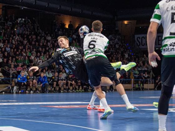 Handball, Herren, Saison 2025 2026, Champions League (Gruppe A, 8. Spieltag), Füchse Berlin - Sporting CP, v.l. Mathias Gidsel (Füchse Berlin), Francisco Kiko Mota Costa (Sporting), Carlos Alvarez Dominguez (Sporting), 20.11.2025, Copyright: xSebastianxRäppold MatthiasxKochx