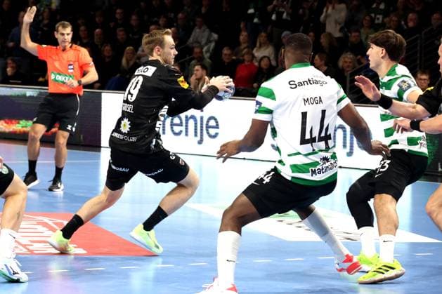 DEU, Machineseeker EHF Champions League, Fuechse Berlin vs. Sporting CP, 20.11.2025, Max-Schmeling-Halle, Berlin, DEU, Machineseeker EHF Champions League, Fuechse Berlin vs. Sporting CP, im Bild Mathias Gidsel (Fuechse Berlin 19) , CHRISTIAN MOGA (Sporting CP 44)