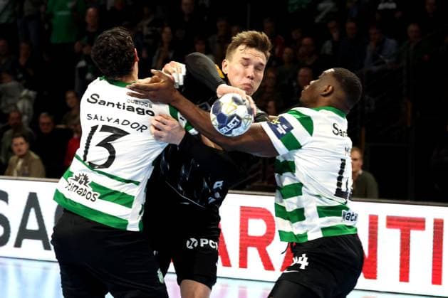 DEU, Machineseeker EHF Champions League, Fuechse Berlin vs. Sporting CP, 20.11.2025, Max-Schmeling-Halle, Berlin, DEU, Machineseeker EHF Champions League, Fuechse Berlin vs. Sporting CP, im Bild Lasse Andersson (Fuechse Berlin 11), äROCHA NOGUEIRA SALVADOR, SALVADOR MARTINHO (Sporting CP 13), CHRISTIAN MOGA (Sporting CP 44)