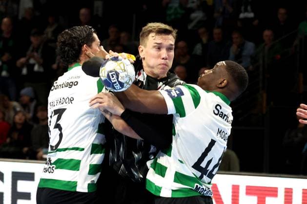 DEU, Machineseeker EHF Champions League, Fuechse Berlin vs. Sporting CP, 20.11.2025, Max-Schmeling-Halle, Berlin, DEU, Machineseeker EHF Champions League, Fuechse Berlin vs. Sporting CP, im Bild Lasse Andersson (Fuechse Berlin 11), äROCHA NOGUEIRA SALVADOR, SALVADOR MARTINHO (Sporting CP 13), CHRISTIAN MOGA (Sporting CP 44)
