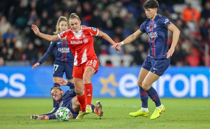 FRA, Paris, Paris St. Germain vs FC Bayern München, Women s Champions League, UEFA, Saison 2526, Parc des Princes, 4. Spieltag im Bild v.l.n.r: Isabela Chagas (Paris Saint-Germain 12), Georgia Stanway (Bayern München 31), Elisa De Almeida (Paris Saint-Germain 5) DFB DFL REGULATIONS PROHIBIT ANY USE OF PHOTOGRAPHS AS IMAGE SEQUENCES AND OR QUASI-VIDEO, 20.11.2025 Copyright: HMBxMedia HendrikxHamelau