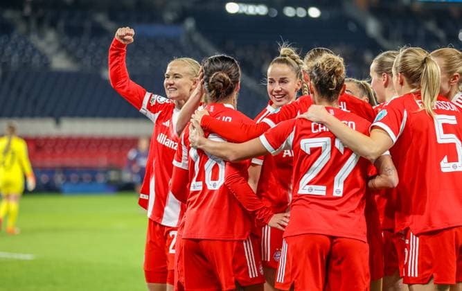 FRA, Paris, Paris St. Germain vs FC Bayern München, Women s Champions League, UEFA, Saison 2526, Parc des Princes, 4. Spieltag im Bild: Tor und Jubel, Momoko Tanikawa (Bayern München 18), erzielt das 2:1 für Bayern DFB DFL REGULATIONS PROHIBIT ANY USE OF PHOTOGRAPHS AS IMAGE SEQUENCES AND OR QUASI-VIDEO, 20.11.2025 Copyright: HMBxMedia HendrikxHamelau