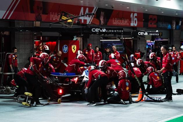 F1 - LAS VEGAS GRAND PRIX 2025 16 LECLERC Charles (mco), Scuderia Ferrari SF-25, pitlane, mechanic, mecanicien, mechanics during the 2025 Formula 1 Las Vegas Grand Prix, 22th round of the 2025 FIA Formula One World Championship, WM, Weltmeisterschaft from November 21 to 23, 2025 on the Las Vegas Strip Circuit, in Paradise, Nevada, United States of America - Copyright: xJoaoxFilipex