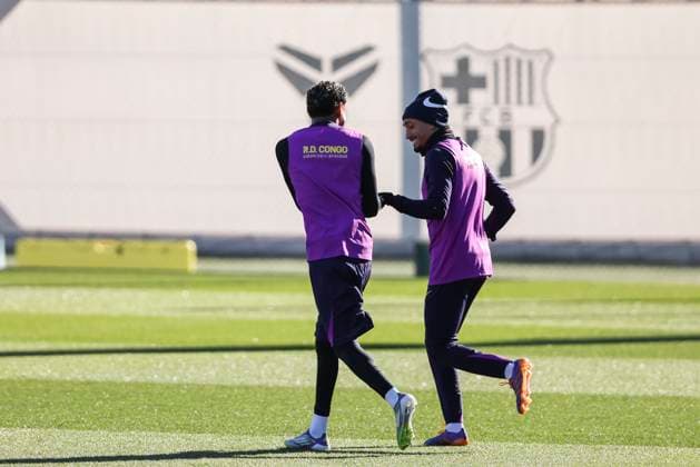 November 21, 2025, Sant Joan Despi, Barcelona, SPAIN: Raphinha and Lamine Yamal during the training day of FC Barcelona, Barca ahead the Spanish League, La Liga EA Sports, football match against Athletic Club at Ciudad Esportiva Joan Gamper on November 21, 2025 in Sant Joan Despi, Barcelona, Spain. Sant Joan Despi SPAIN - ZUMAa181 20251121_zaa_a181_015 Copyright: xJavierxBorregox