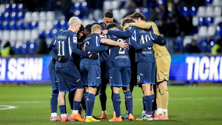 Spieler der TSG 1899 Hoffenheim II (U23), schwören sich mit einem Mannschaftskreis vor dem Anpfiff ein, Kreis, Teamkreis, Konzentration, Kameradschaft, Ansprache, Motivation, 21.11.2025, Sinsheim (Deutschland), Fussball, 3. Liga, TSG 1899 Hoffenheim II - MSV Duisburg, DFB DFL REGULATIONS PROHIBIT ANY USE OF PHOTOGRAPHS AS IMAGE SEQUENCES AND OR QUASI-VIDEO.