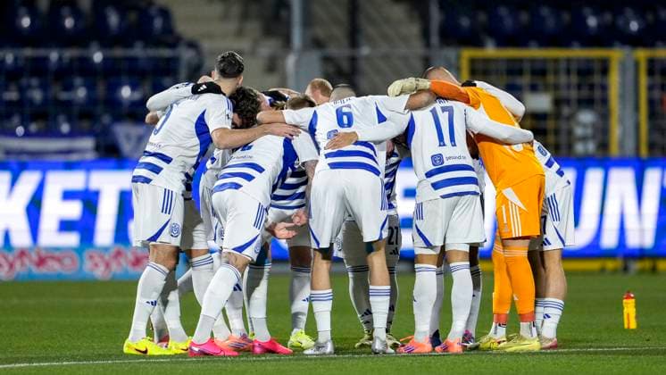 Spieler vom MSV Duisburg, schwören sich mit einem Mannschaftskreis vor dem Anpfiff ein, Kreis, Teamkreis, Konzentration, Kameradschaft, Ansprache, Motivation, 21.11.2025, Sinsheim (Deutschland), Fussball, 3. Liga, TSG 1899 Hoffenheim II - MSV Duisburg, DFB DFL REGULATIONS PROHIBIT ANY USE OF PHOTOGRAPHS AS IMAGE SEQUENCES AND OR QUASI-VIDEO.