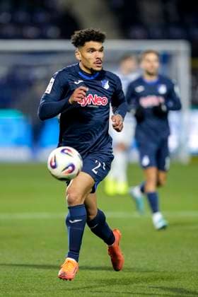 Valentin Gendrey (TSG II, 2), am Ball, Freisteller, Ganzkörper, Einzelbild, Einzelfoto, Aktion, Action, 21.11.2025, Sinsheim (Deutschland), Fussball, 3. Liga, TSG 1899 Hoffenheim II - MSV Duisburg, DFB DFL REGULATIONS PROHIBIT ANY USE OF PHOTOGRAPHS AS IMAGE SEQUENCES AND OR QUASI-VIDEO.