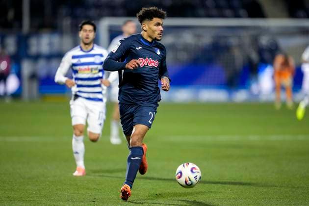 Valentin Gendrey (TSG II, 2), am Ball, Freisteller, Ganzkörper, Einzelbild, Einzelfoto, Aktion, Action, 21.11.2025, Sinsheim (Deutschland), Fussball, 3. Liga, TSG 1899 Hoffenheim II - MSV Duisburg, DFB DFL REGULATIONS PROHIBIT ANY USE OF PHOTOGRAPHS AS IMAGE SEQUENCES AND OR QUASI-VIDEO.