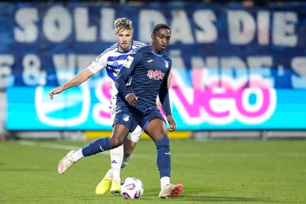 v.li.: Tobias Fleckstein (MSV, 5), David Mokwa (TSG II, 13), Zweikampf, Spielszene, Duell, duel, tackle, tackling, Dynamik, Action, Aktion, 21.11.2025, Sinsheim (Deutschland), Fussball, 3. Liga, TSG 1899 Hoffenheim II - MSV Duisburg, DFB DFL REGULATIONS PROHIBIT ANY USE OF PHOTOGRAPHS AS IMAGE SEQUENCES AND OR QUASI-VIDEO.
