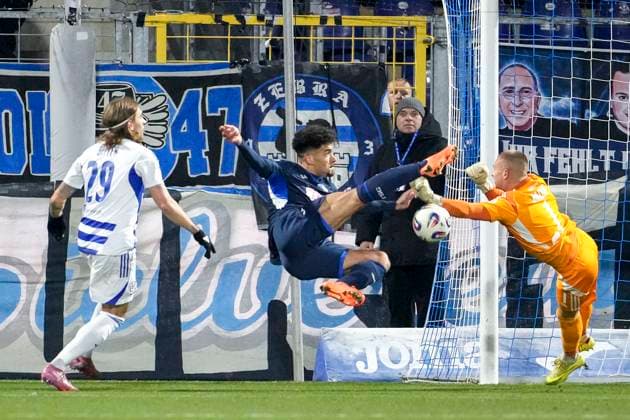 v.li.: Joshua Bitter (MSV, 29), Valentin Gendrey (TSG II, 2), Maximilian Braune (Max Braune, Torhüter, MSV, 1), Zweikampf, Spielszene, Duell, duel, tackle, tackling, Dynamik, Action, Aktion, im Strafraum, Strafraumszene, 21.11.2025, Sinsheim (Deutschland), Fussball, 3. Liga, TSG 1899 Hoffenheim II - MSV Duisburg, DFB DFL REGULATIONS PROHIBIT ANY USE OF PHOTOGRAPHS AS IMAGE SEQUENCES AND OR QUASI-VIDEO.