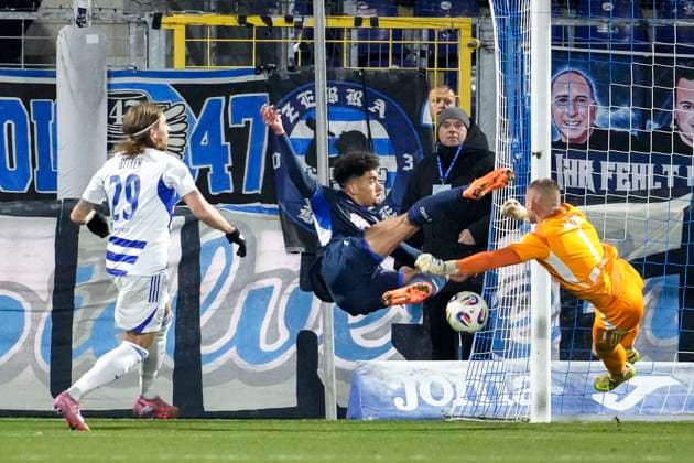 v.li.: Joshua Bitter (MSV, 29), Valentin Gendrey (TSG II, 2), Maximilian Braune (Max Braune, Torhüter, MSV, 1), Zweikampf, Spielszene, Duell, duel, tackle, tackling, Dynamik, Action, Aktion, im Strafraum, Strafraumszene, 21.11.2025, Sinsheim (Deutschland), Fussball, 3. Liga, TSG 1899 Hoffenheim II - MSV Duisburg, DFB DFL REGULATIONS PROHIBIT ANY USE OF PHOTOGRAPHS AS IMAGE SEQUENCES AND OR QUASI-VIDEO.